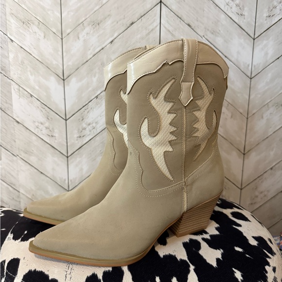 Shoes - Women’s Western Ankle Boots in Light Taupe